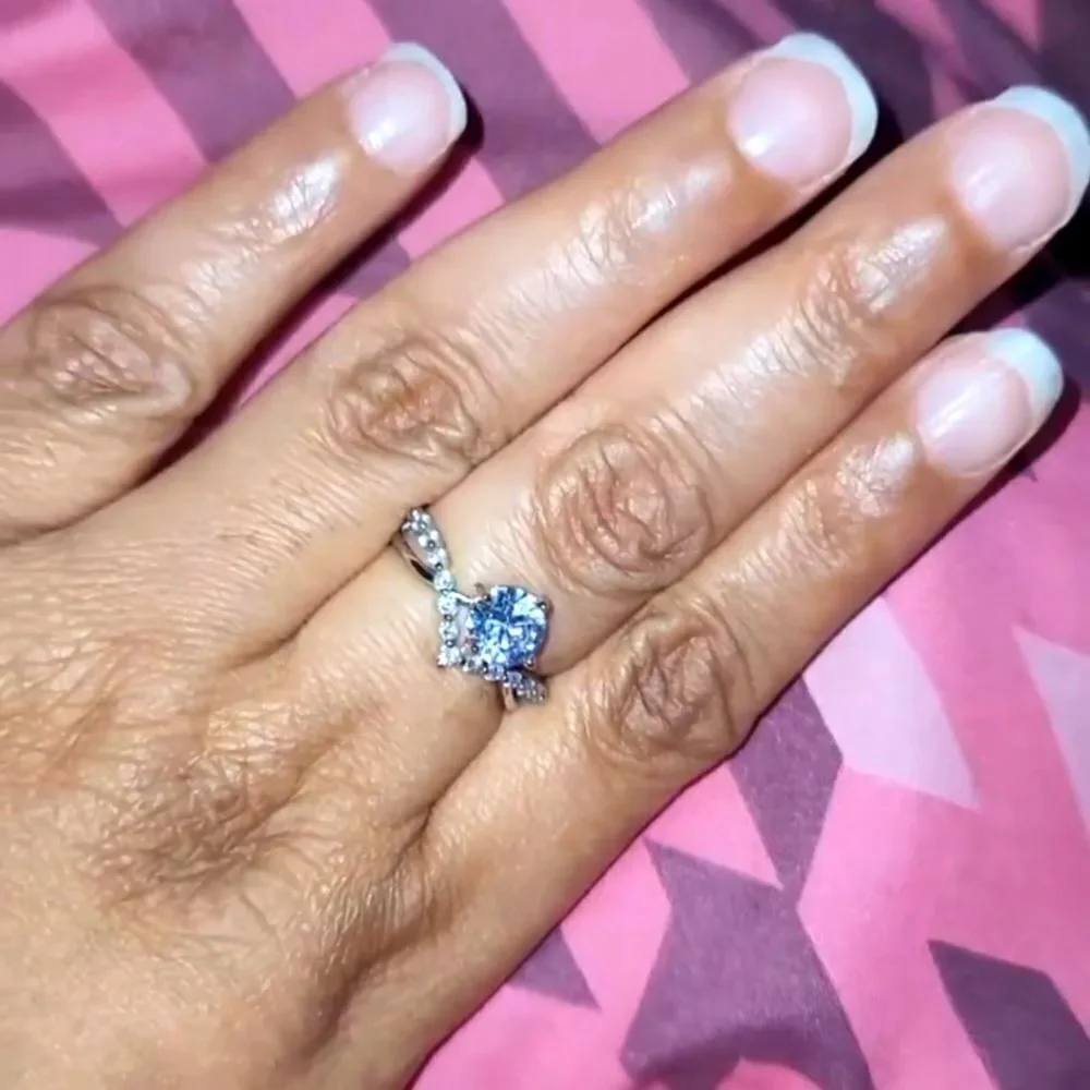 Elegant Simulated Diamonds  exquisitely Designed Women's Wedding Ring